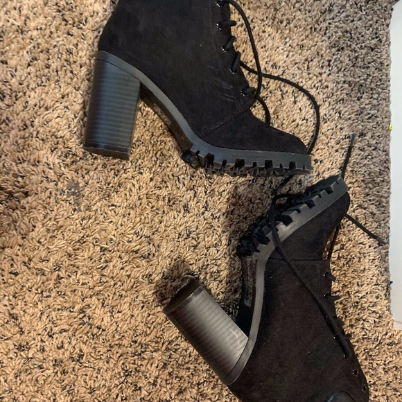 Black heeled booties - Picture 2 of 7